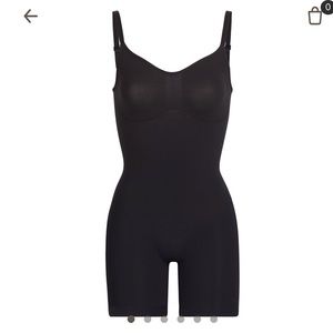 Skims shapewear scuplting bodysuit - NEW IN BOX